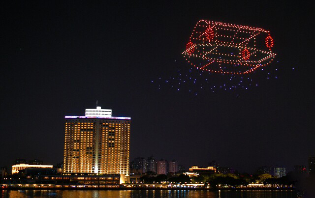 月圓之夜廣州白鵝潭無人機“星燈”閃耀(圖5) 月圓之夜廣州白鵝潭無人機“星燈”閃耀(圖5)