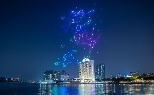 月圓之夜廣州白鵝潭無人機“星燈”閃耀(圖1) 月圓之夜廣州白鵝潭無人機“星燈”閃耀(圖1)