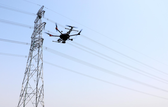 深圳光明供電局用無人機(jī)開展架空線路精細(xì)化“體檢”(圖1)